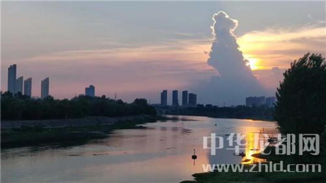 為了這朵云，周口人聚集在大慶路橋上……