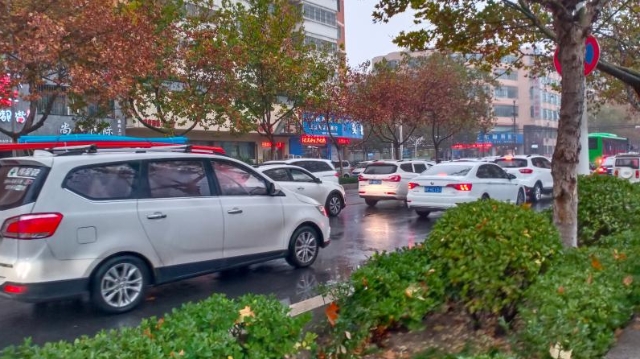 雨中道路擁堵，市民可繞行！